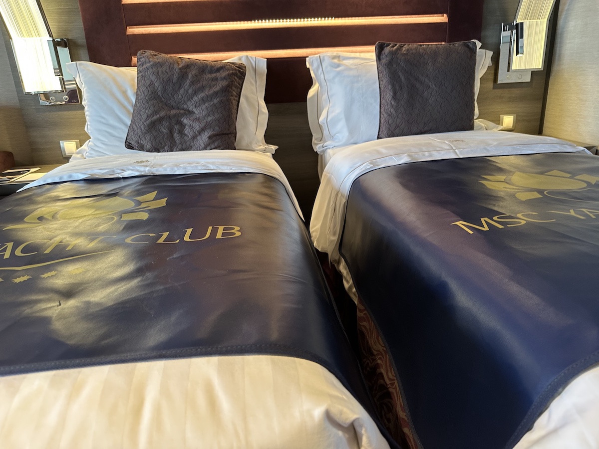 MSCヨットクラブ・デラックススイートの客室ベッド
