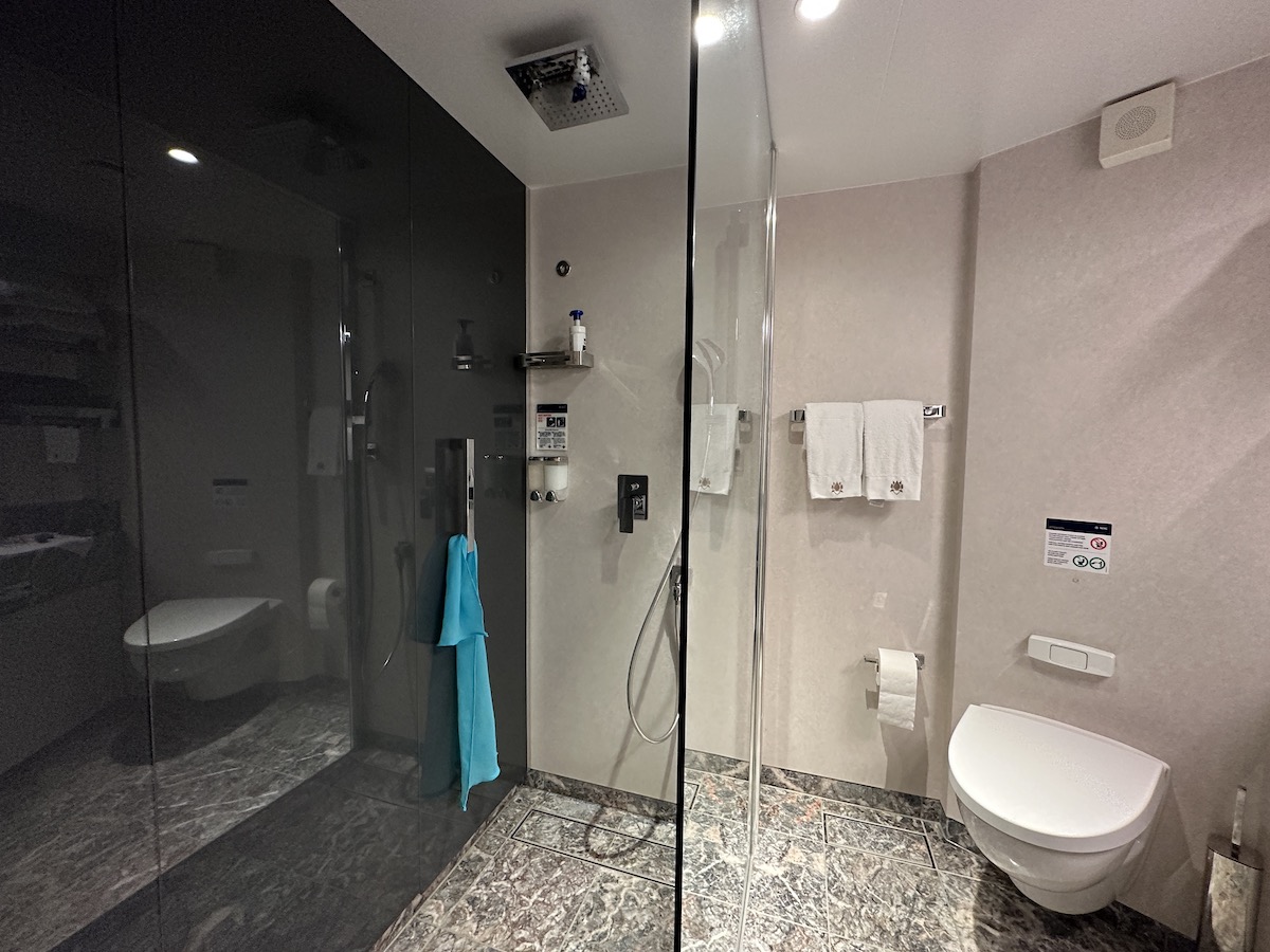 MSCヨットクラブ・デラックススイートのシャワー・トイレ